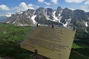 56 Accanto alla croce messaggio 'La Croce in vetta'